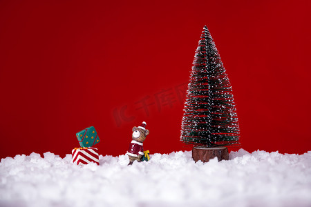 圣诞圣诞树圣诞小熊雪礼物盒摄影图配图