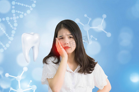 年轻病摄影照片_年轻女性牙周炎牙龈出血牙齿痛红肿摄影图配图