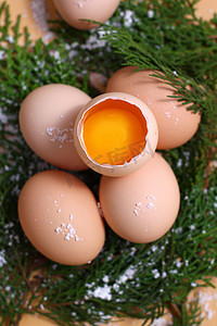 黄色蛋黄摄影照片_蛋黄棚拍土鸡蛋餐饮美食特写摄影图配图