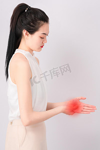 青年女性手部关节发炎疼痛鼠标手摄影图配图