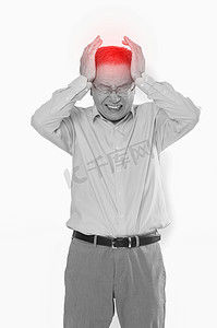 老年人头痛发烧生病痛苦表情摄影图配图