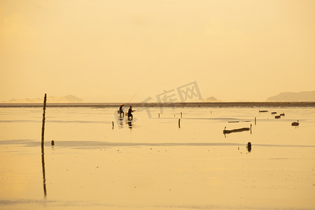渔民号子摄影照片_瑞安市西湾赶海渔民下午渔民海滩无摄影图配图