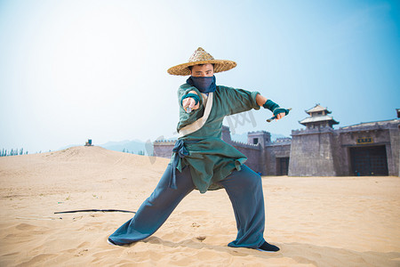 人物古风男摄影照片_武侠白天男侠客户外舞剑摄影图配图