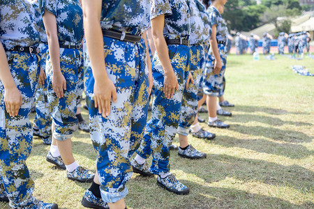 开学入学教育新生军训稍息姿势摄影图配图