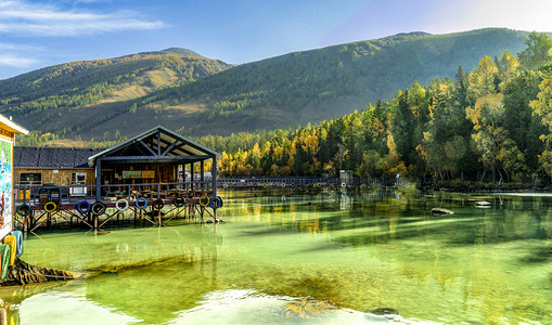 旅游新疆摄影照片_喀纳斯湖白天轮渡码头秋季全景摄影图配图