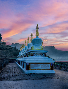 藏族自治州摄影照片_朗木寺白天佛塔早晨全景摄影图配图