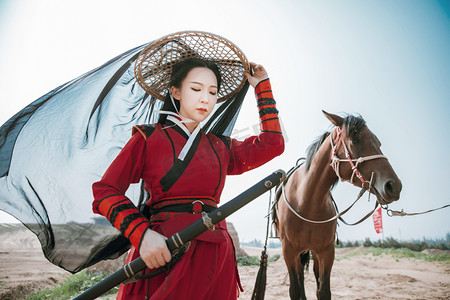 武侠人物古风摄影照片_武侠白天汉服女侠户外低头走路摄影图配图