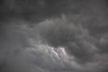 天空暴雨乌云密布云层背景摄影图配图