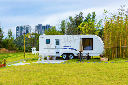 住宿摄影照片_房车住宿宾馆素材摄影图配图