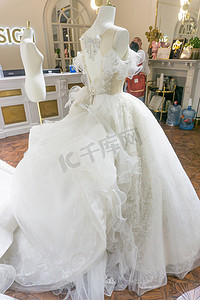 婚纱白色圣洁新娘衣服摄影图配图