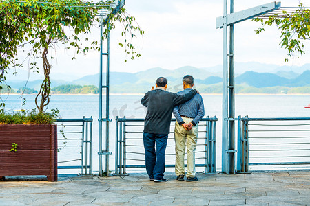 重阳节老人两个人户外摄影图配图