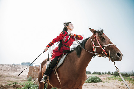 武侠人物摄影照片_古风武侠白天汉服女侠户外骑马摄影图配图