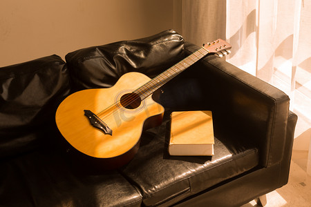 时间倒计时素材摄影照片_室内沙发上吉他素材照片下午无人室内无摄影图配图