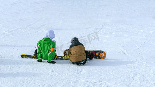 滑雪场人物滑板上午人物冬季素材摄影图配图
