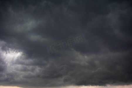 底纹摄影照片_天空乌云密布压抑下雨前夕摄影图配图