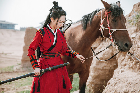 武侠古风白天女侠户外牵马走路摄影图配图