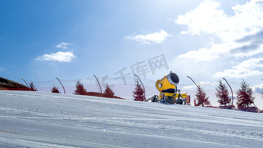 雪素材摄影照片_滑雪场外景上午滑雪场冬季素材摄影图配图