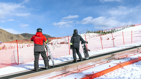 滑雪场人物蓝天白云上午滑雪人冬季素材摄影图配图