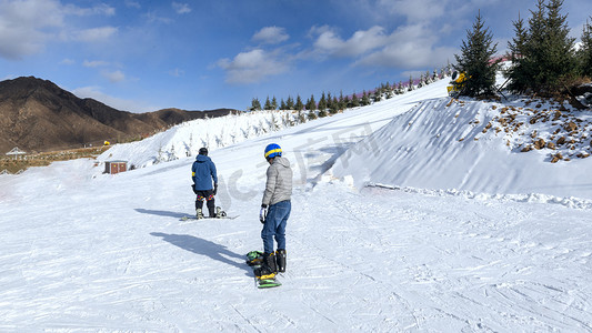 滑雪场人物运动上午滑雪运动冬季素材摄影图配图