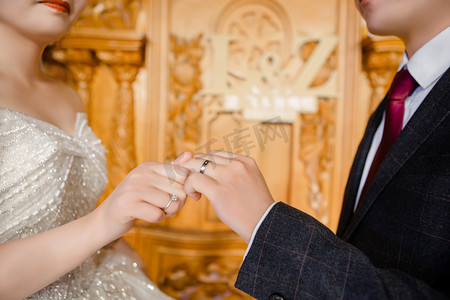 婚礼现场交换戒指照片下午两个人室内酒店交换戒指摄影图配图