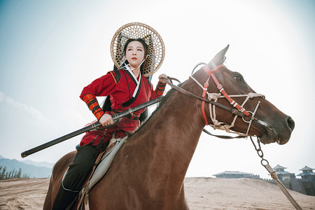 武侠人物摄影照片_武侠白天女侠客户外荒漠骑马摄影图配图