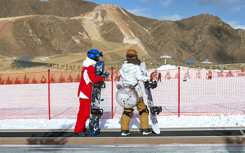 雪场人物滑板上午人物冬季素材摄影图配图