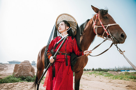 女侠白天汉服女侠户外站立眺望远方摄影图配图