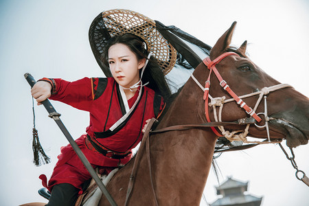 武侠人物古风摄影照片_武侠白天骑马的女侠户外战斗摄影图配图