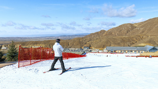 滑雪场滑雪人上午滑雪冬季素材摄影图配图