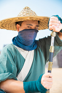 武侠人物古风摄影照片_武侠英雄白天男侠客户外拔剑摄影图配图