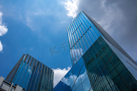 东莞蓝天白云下的建筑群大气写字楼摄影图配图