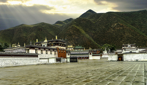 甘南藏族自治州摄影照片_甘南寺院白天拉卜楞寺秋天全景摄影图配图