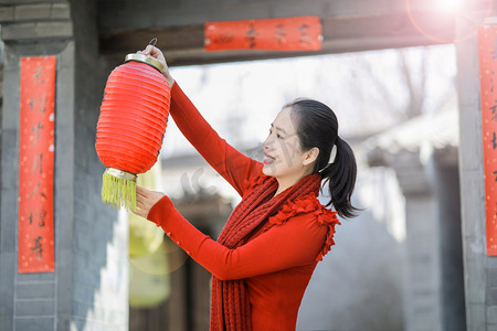 国潮风对联摄影照片_春节人像贴福字过年特色节日过春节摄影图配图