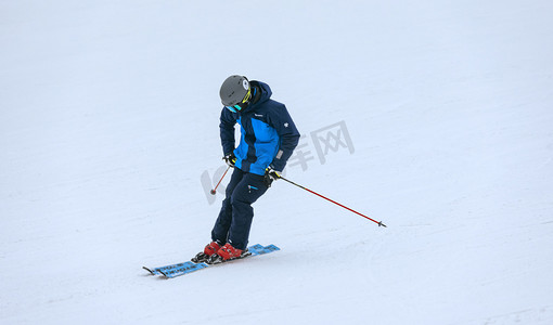 冬季滑雪单人上午人物冬季素材摄影图配图