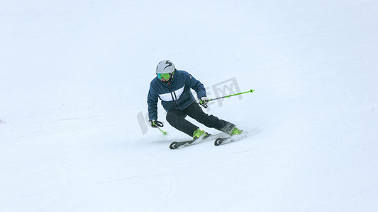单人滑雪冬季上午人物冬季素材摄影图配图