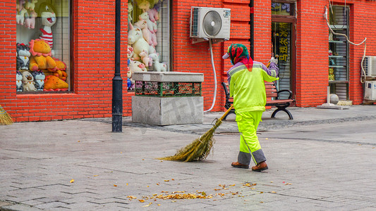 劳动者线描摄影照片_劳动人民城市环卫工人街道清扫摄影图配图