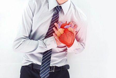 商务男士职业病心脏痛心脏病摄影图配图