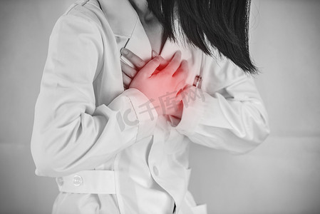 亚洲男性心脏痛摄影照片_青年女性心脏痛捂着心脏摄影图配图