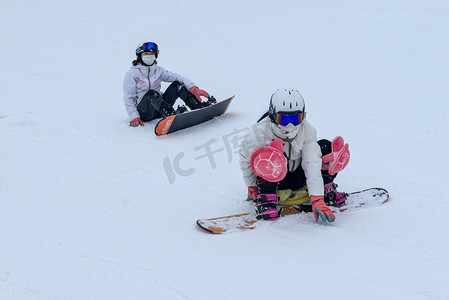 冰雪滑板上午两个人冬季素材摄影图配图