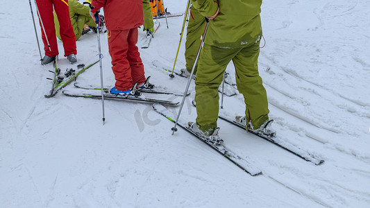 冬天素材摄影照片_多人滑雪上午多人冬季素材摄影图配图