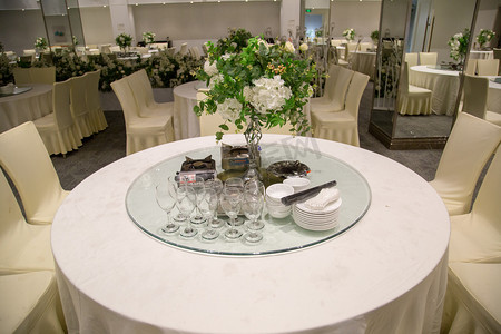 婚礼仪式桌子摄影照片_酒店酒席仪式婚礼桌椅摄影图配图