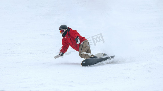 人物运动健身摄影照片_运动滑雪上午人物冬季素材摄影图配图