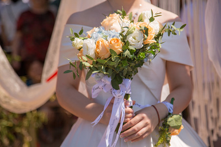 结婚捧花摄影照片_手捧花婚礼仪式庆祝美满摄影图配图