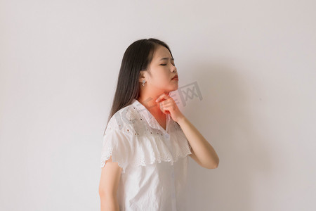 年轻女性喉咙肿痛上火摄影图配图
