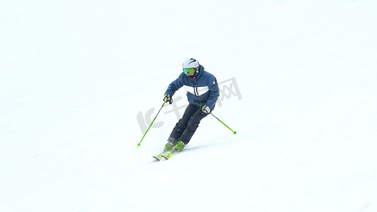 冬季单人滑雪上午滑雪冬季素材摄影图配图