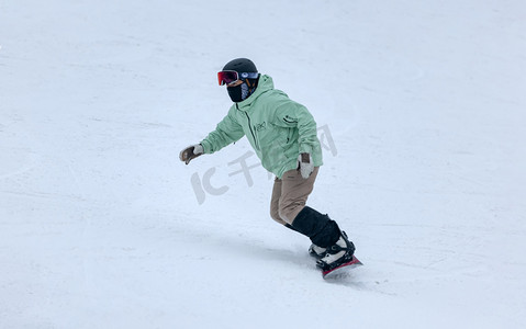 滑雪滑板冬季上午人物冬季素材摄影图配图