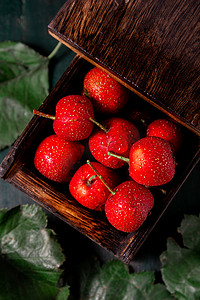 美食秋季白天红色山楂木盒摆放摄影图配图