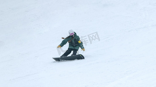 冬季滑板滑雪上午人物冬季素材摄影图配图