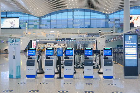 指示摄影照片_广州白云中午机器室内机场摄影图配图