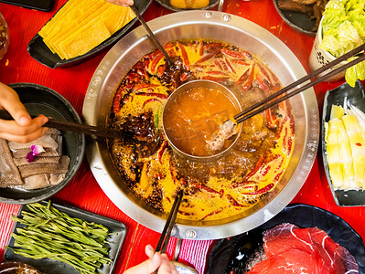 社交餐饮夜晚聚餐的年轻人餐厅吃火锅摄影图配图